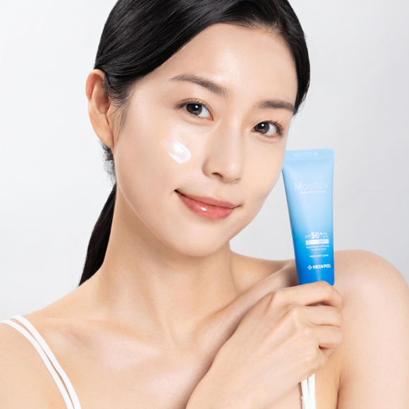 Солнцезащитная сыворотка MEDIPEEL⁺ Aqua Mooltox Water‑Fit Sun&nbsp;Serum SPF&nbsp;50+PA++++ (50мл) | Ecoplace